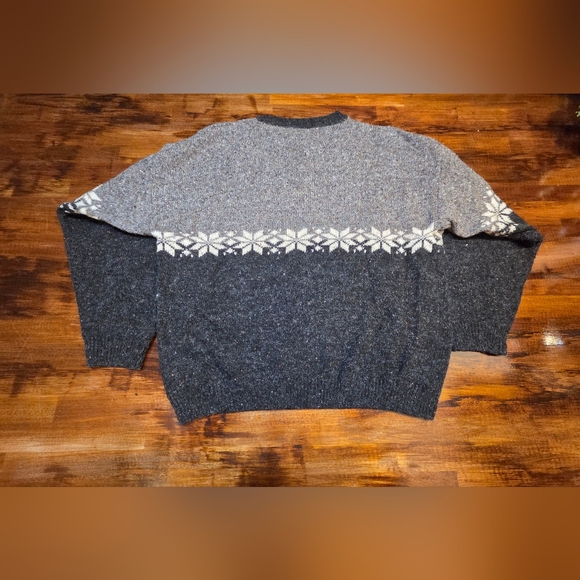 Vintage Men's Gray and Black Sweater with Snowflake Pattern Large - Picture 7 of 7